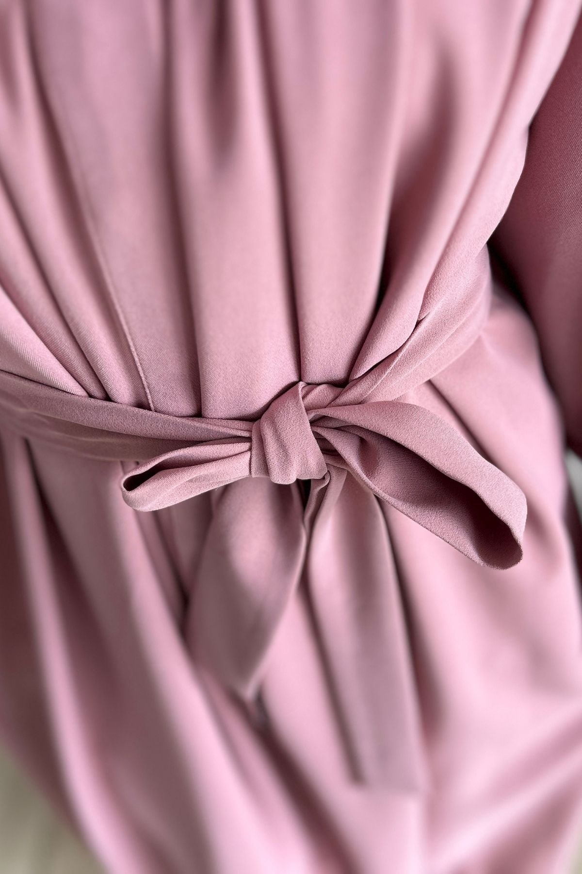 Nehir Kuşaklı Krep Tesettür Elbise – Pudra