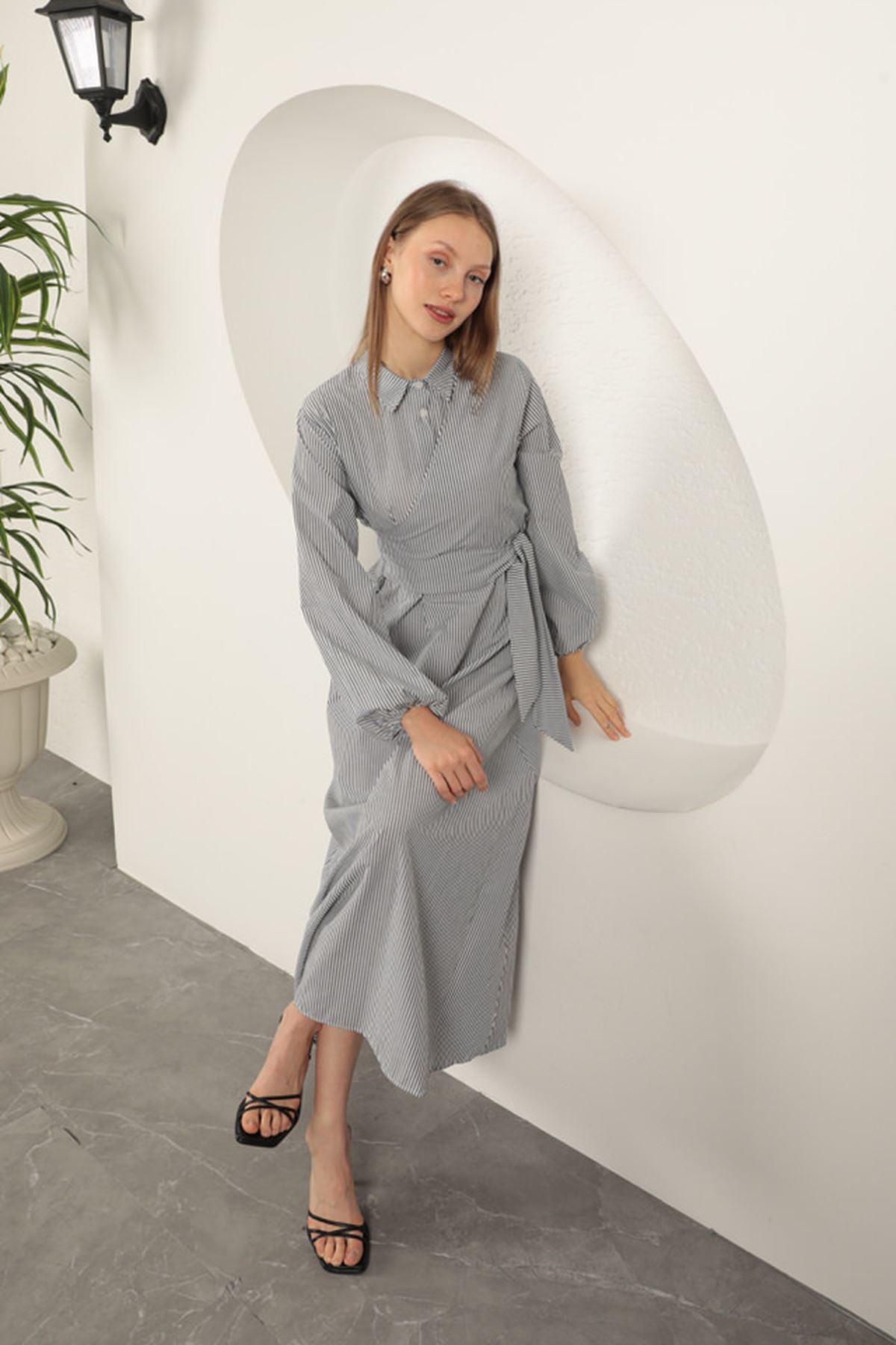 Çizgili Bağlama Detaylı Elbise-Siyah