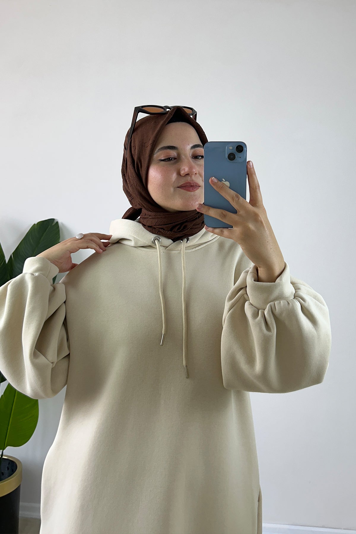 Kemerli Kapüşonlu Polar Elbise Krem