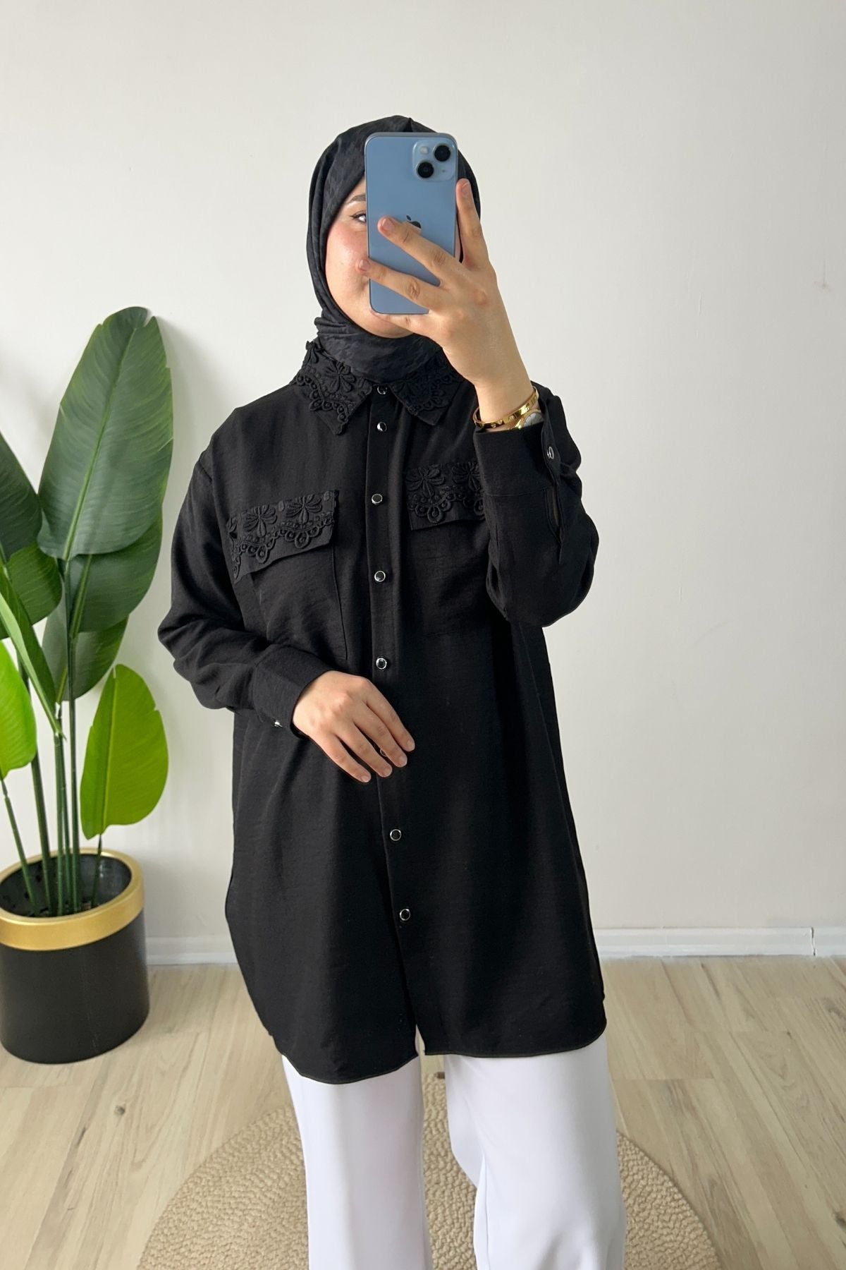 Gülizar Nakış Detaylı Düğmeli Gömlek