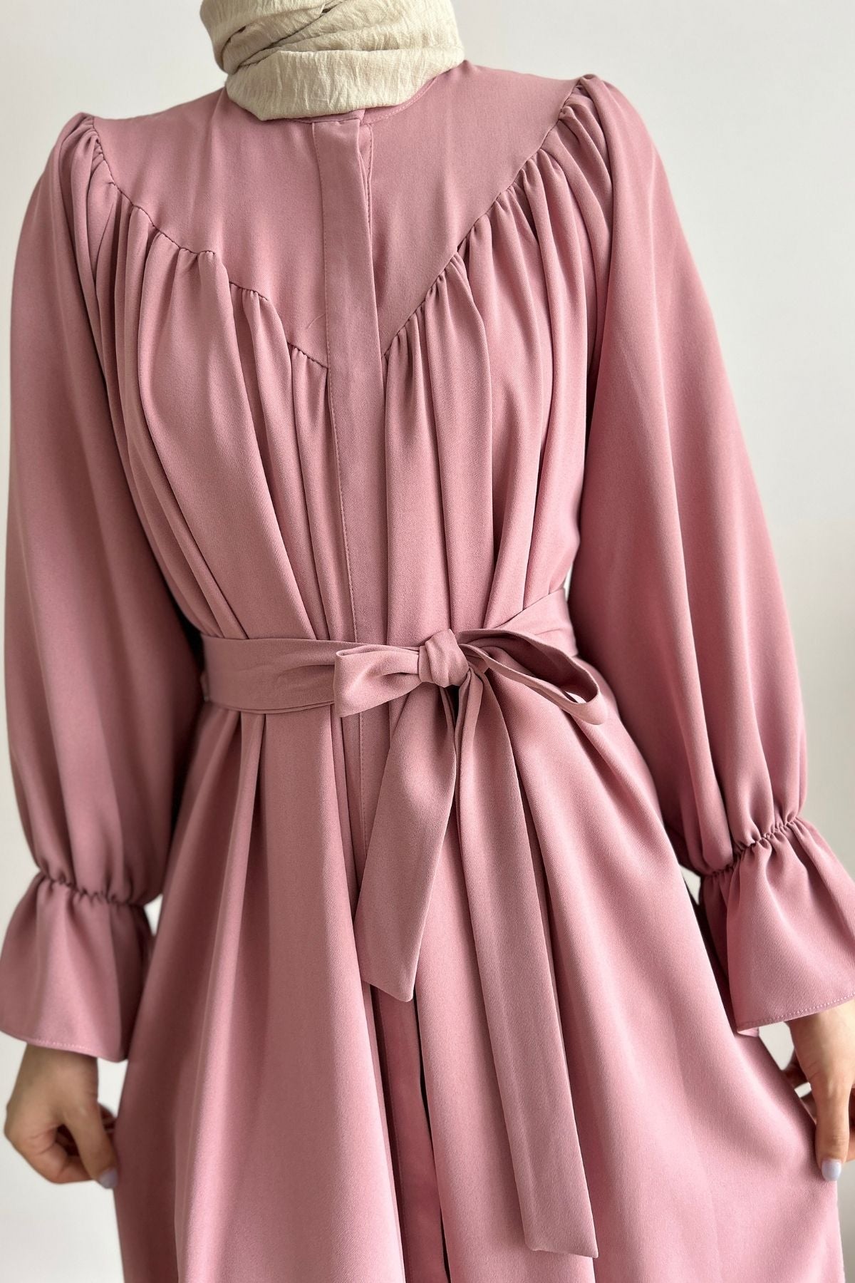 Nehir Kuşaklı Krep Tesettür Elbise – Pudra