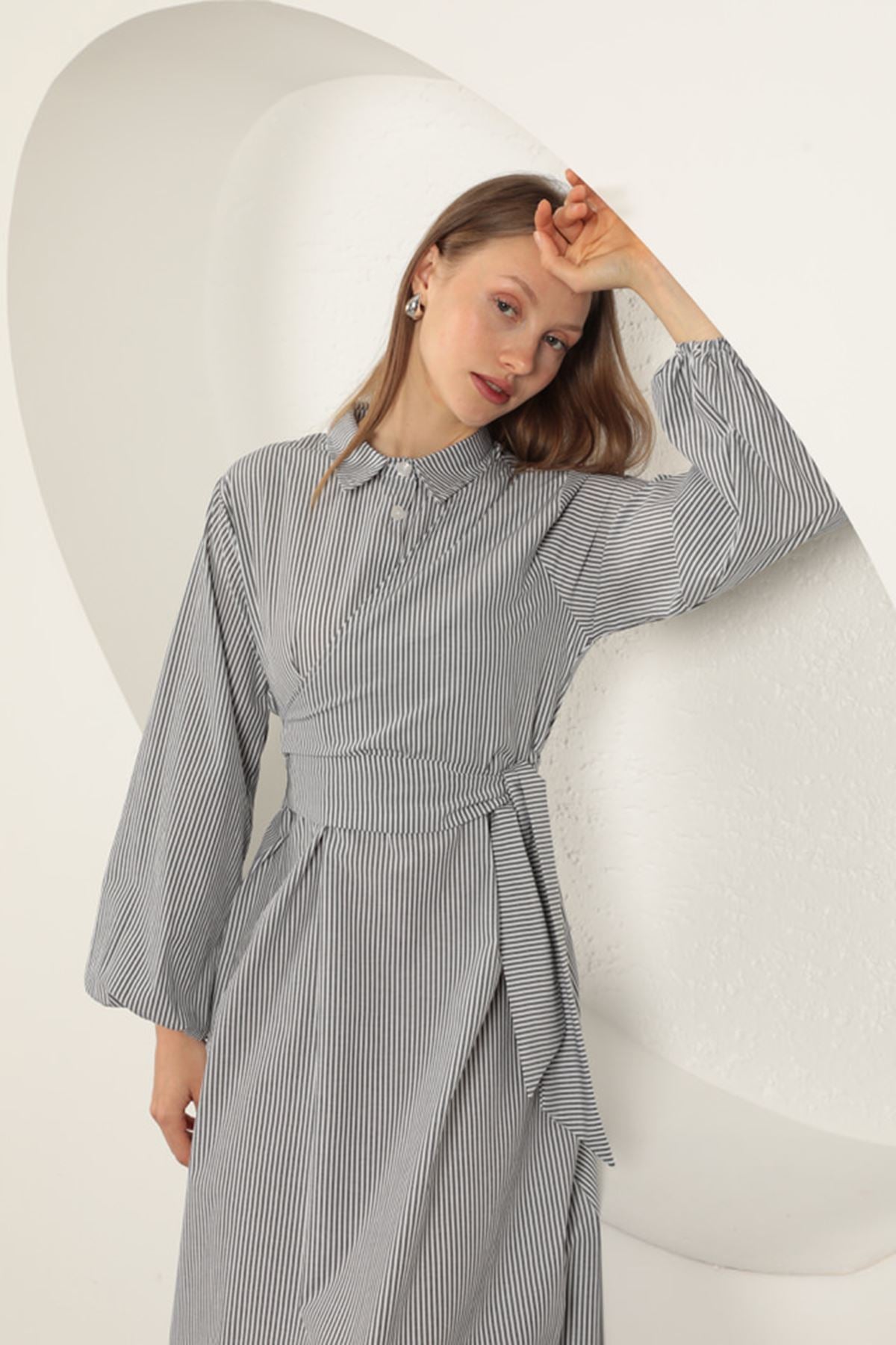 Çizgili Bağlama Detaylı Elbise-Siyah