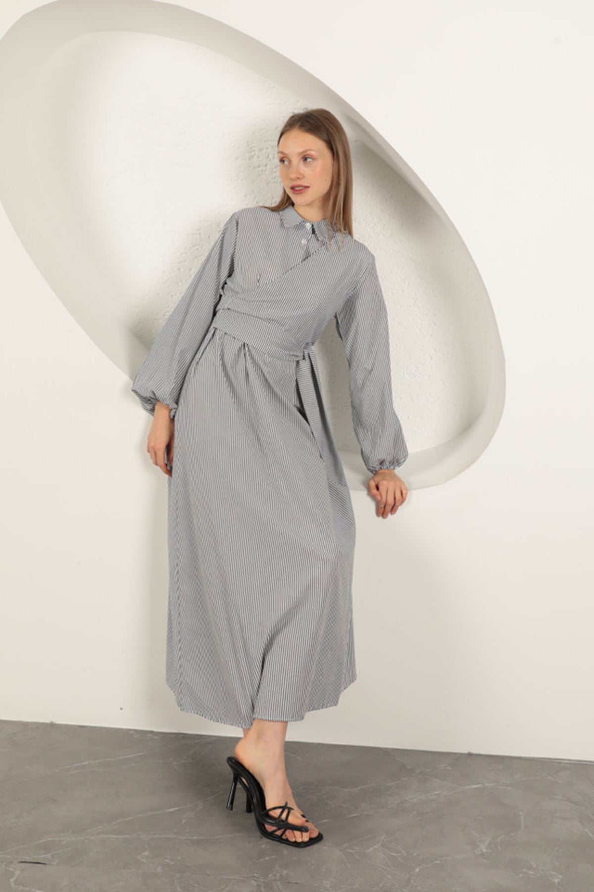 Çizgili Bağlama Detaylı Elbise-Siyah