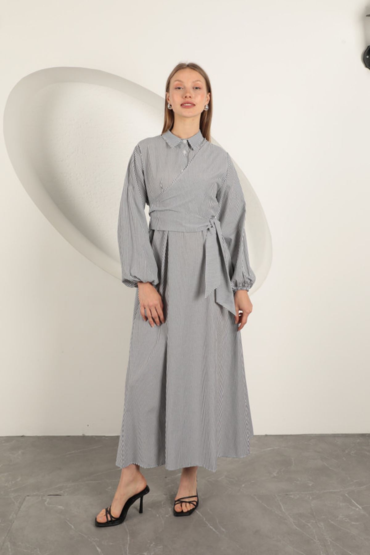 Çizgili Bağlama Detaylı Elbise-Siyah