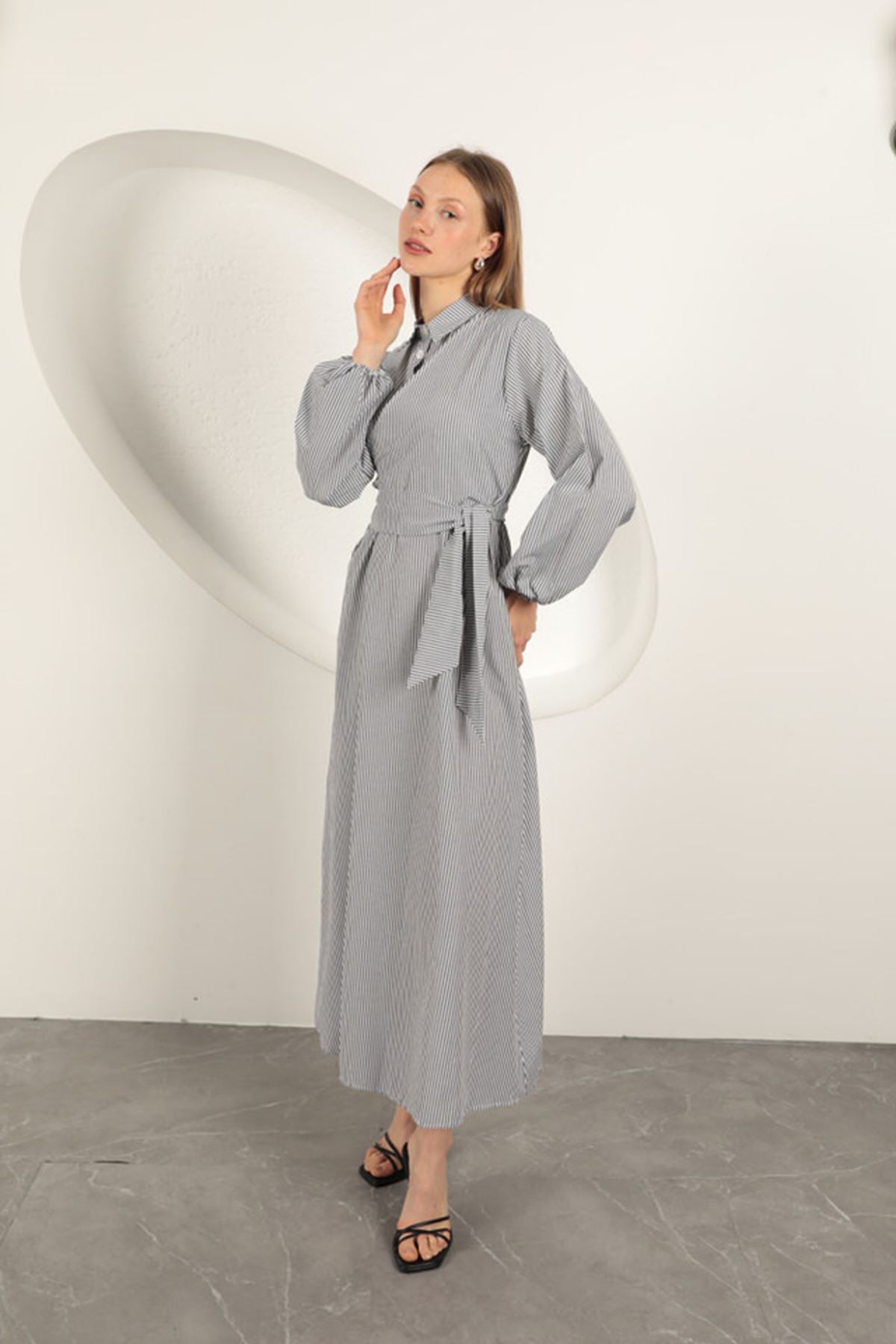 Çizgili Bağlama Detaylı Elbise-Siyah