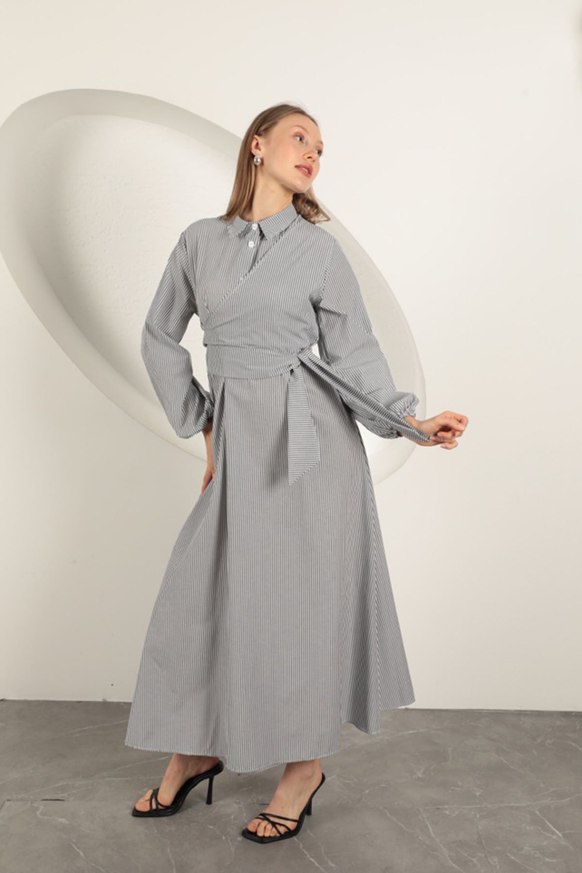 Çizgili Bağlama Detaylı Elbise-Siyah