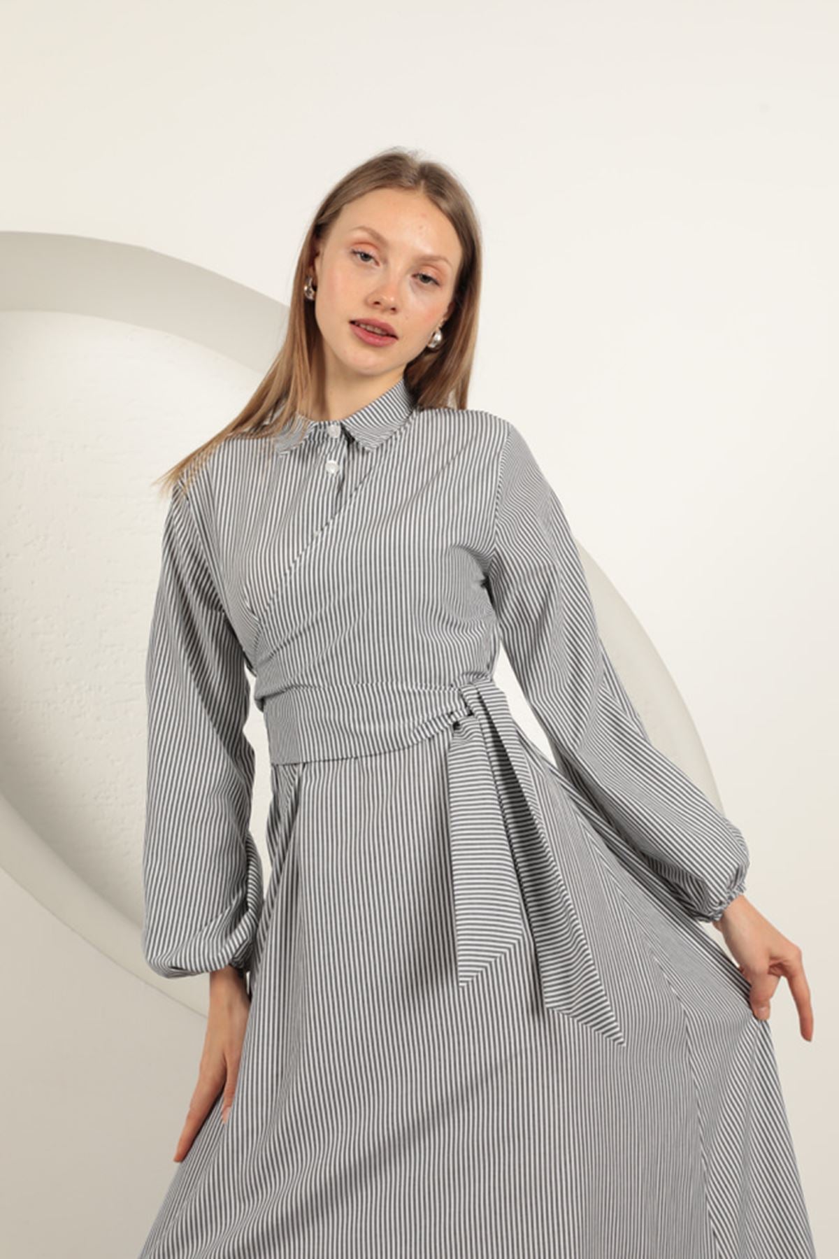 Çizgili Bağlama Detaylı Elbise-Siyah