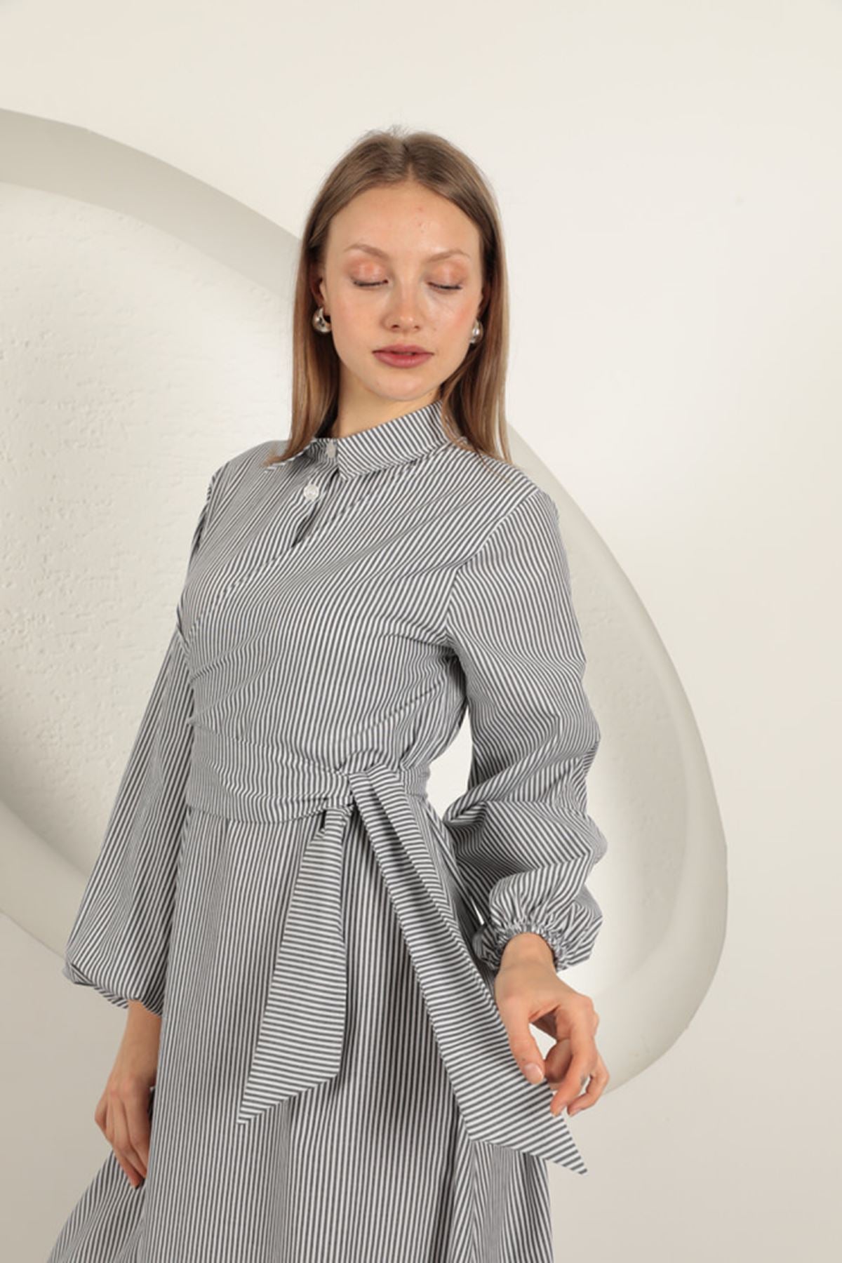 Çizgili Bağlama Detaylı Elbise-Siyah